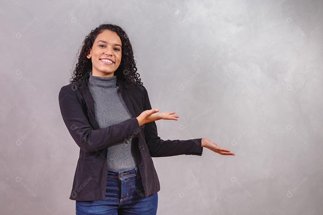 Mulher de negócios afro em fundo cinza