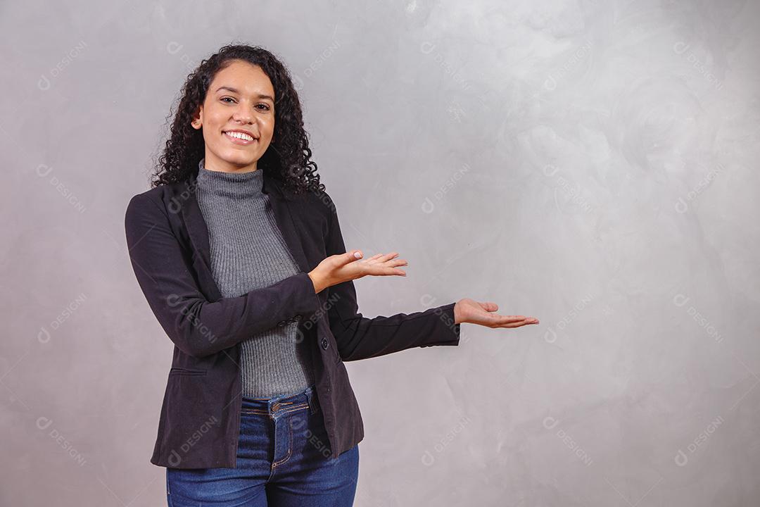 Mulher de negócios afro em fundo cinza