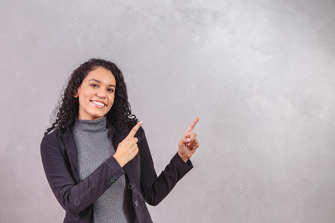 Mulher de negócios afro em fundo cinza