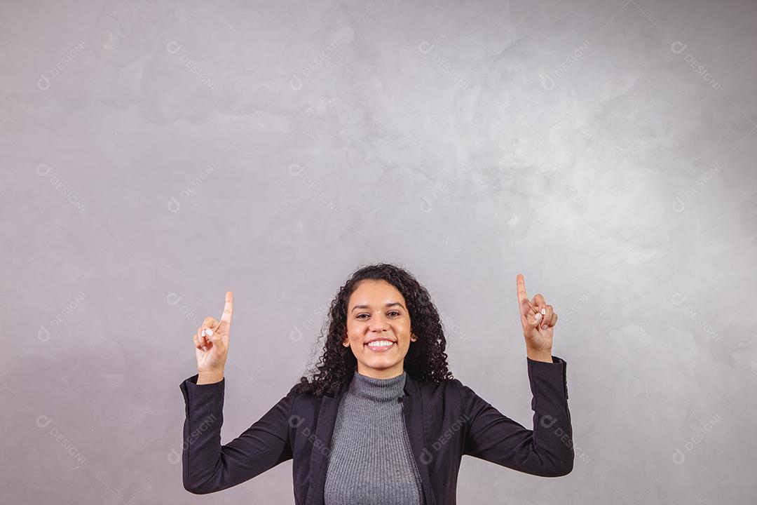 Mulher de negócios afro com o dedo cruzado