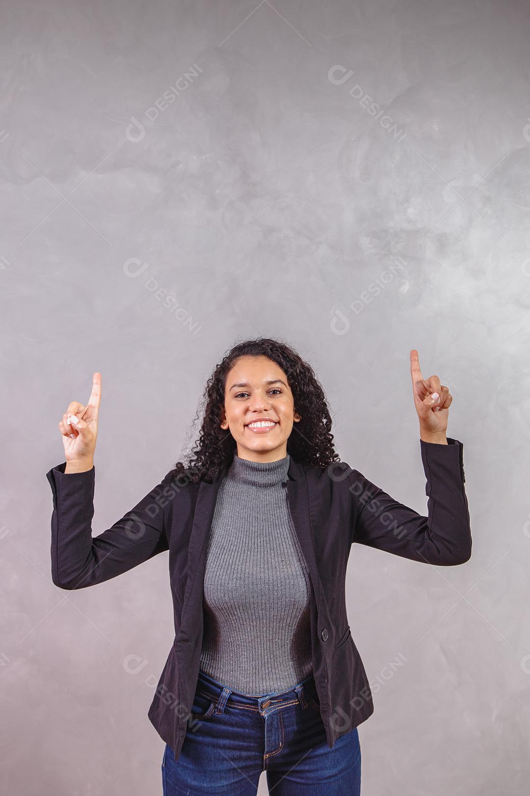 Mulher de negócios afro com o dedo cruzado