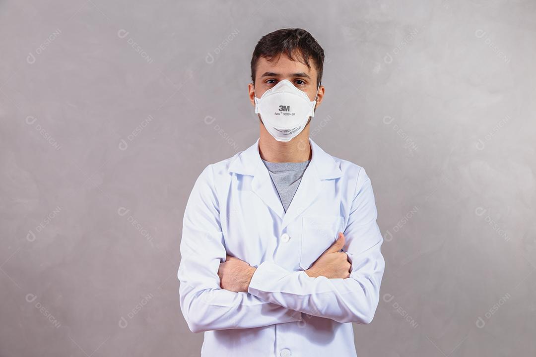 Médico de máscara olhando para a câmera