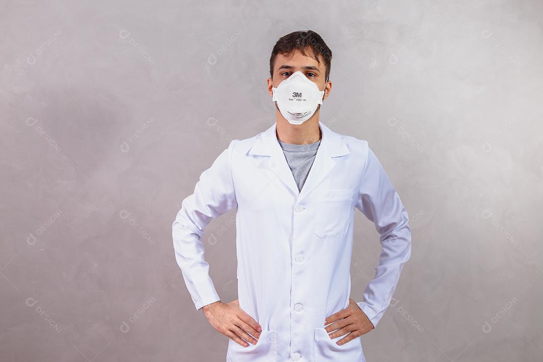 Médico de máscara olhando para a câmera