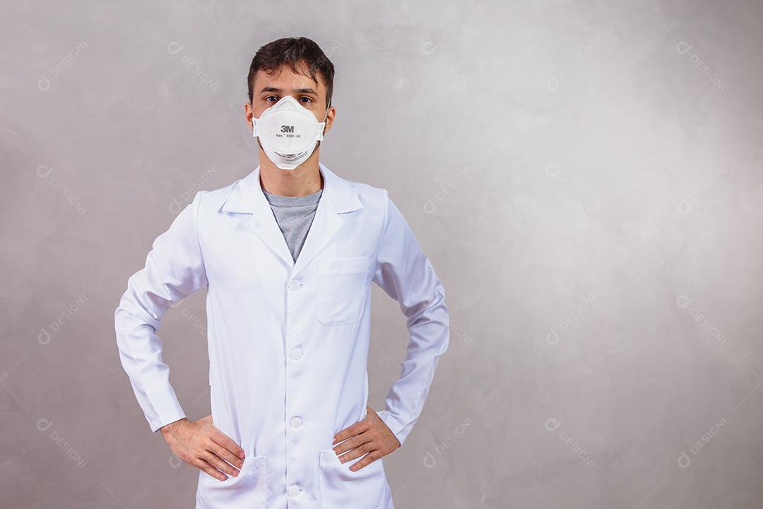 Médico de máscara olhando para a câmera