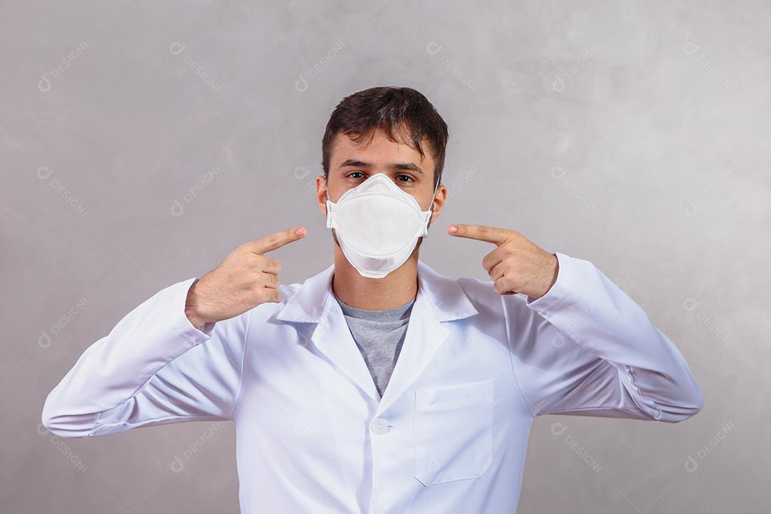 Médico de máscara apontando pro seu rosto