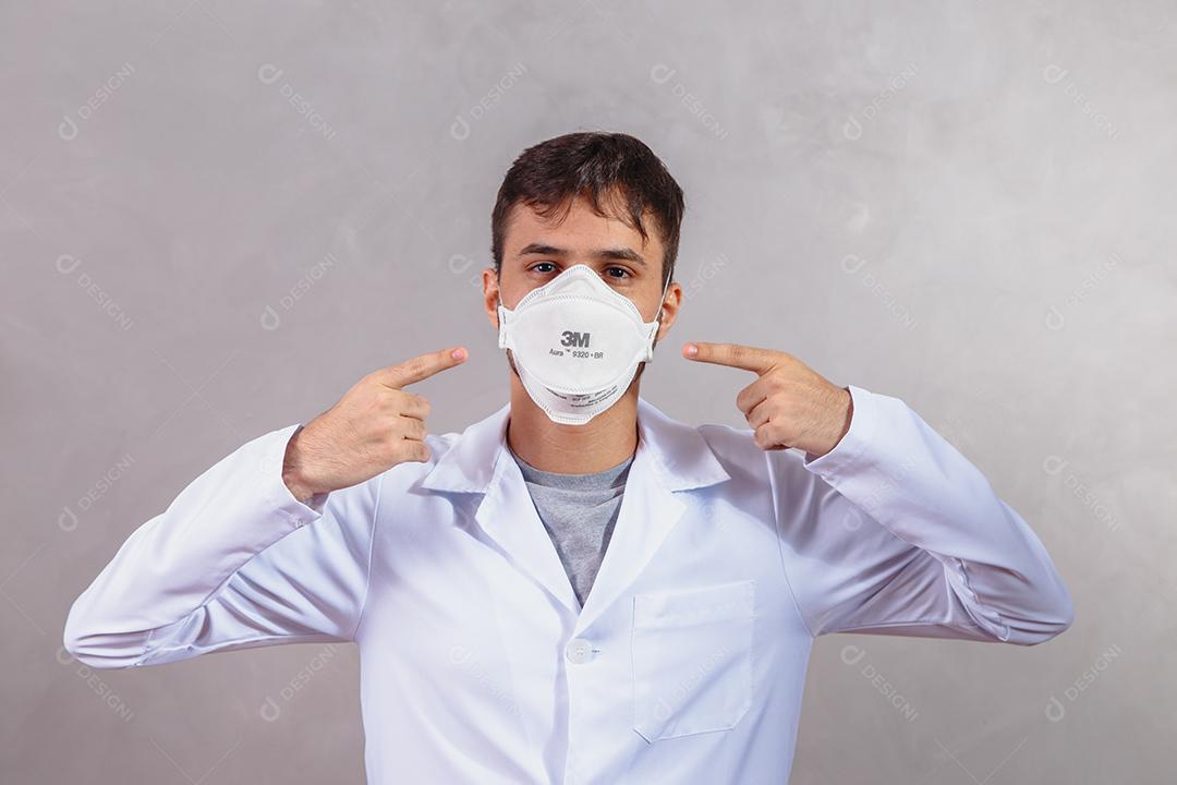 Médico de máscara apontando pro seu rosto