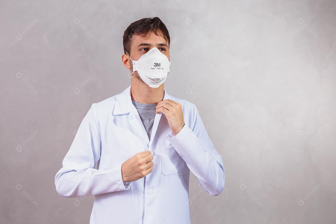 Médico de máscara em fundo cinza