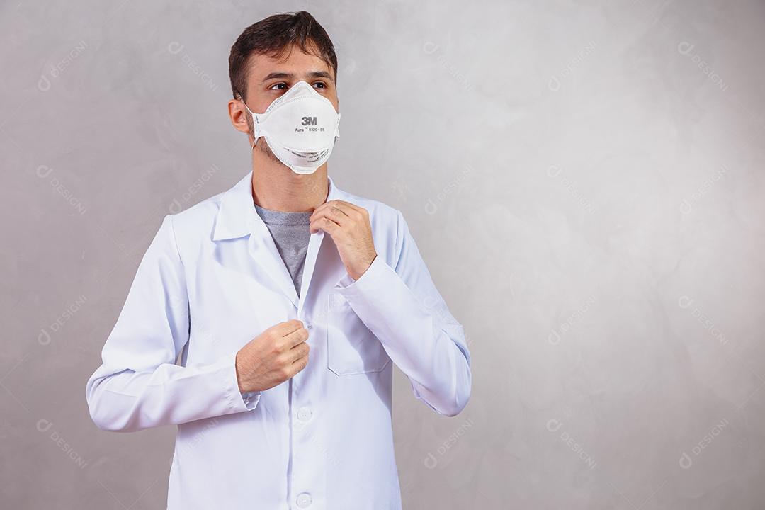Médico de máscara em fundo cinza