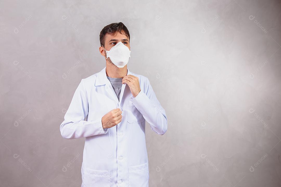 Médico de máscara em fundo cinza