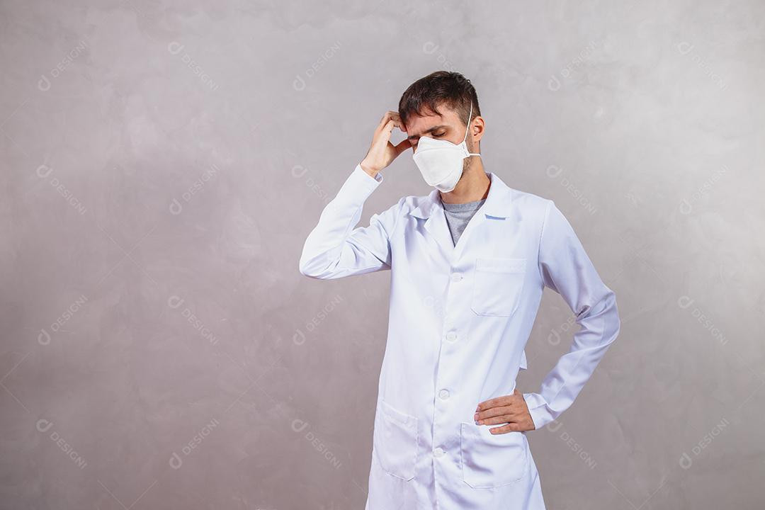 Jovem Médico usando máscara