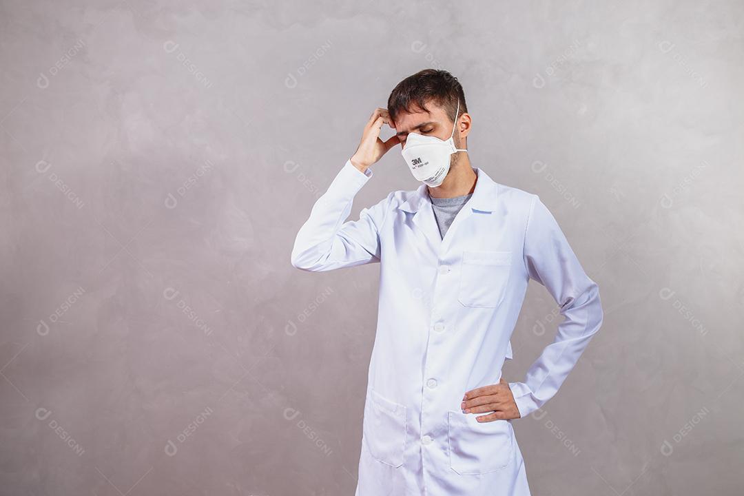 Jovem Médico usando máscara