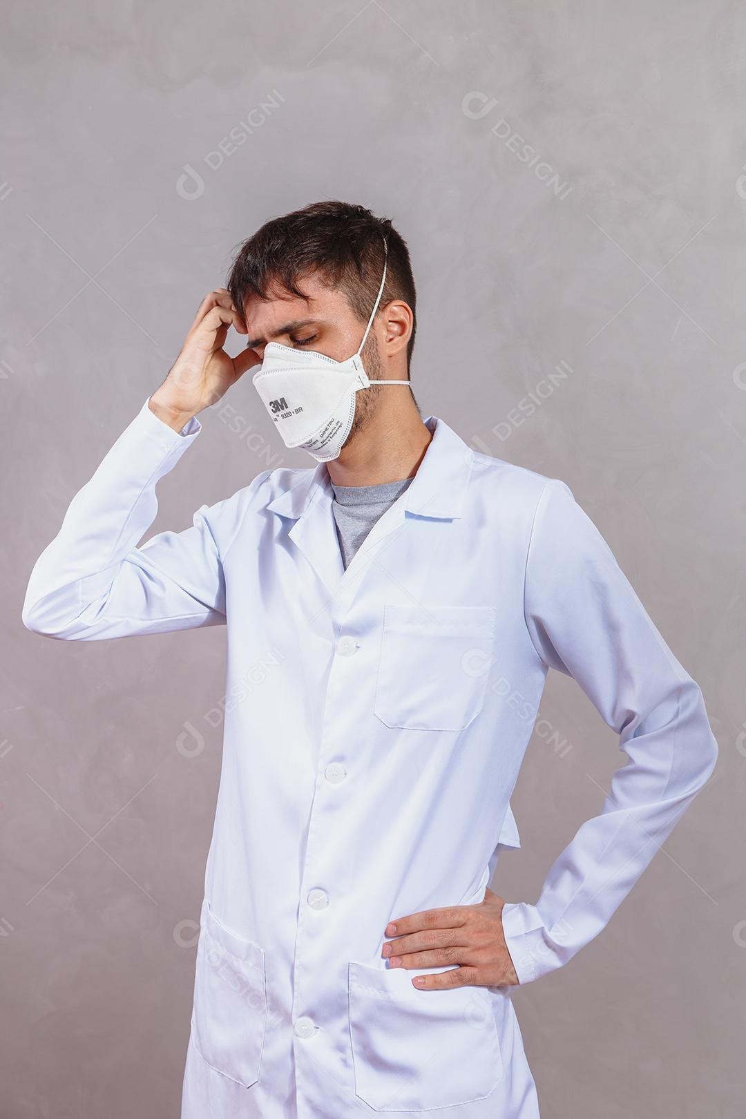 Jovem Médico usando máscara