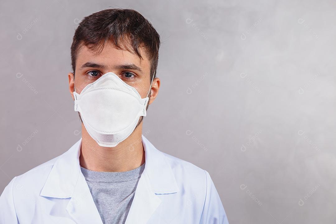 Jovem Médico usando máscara