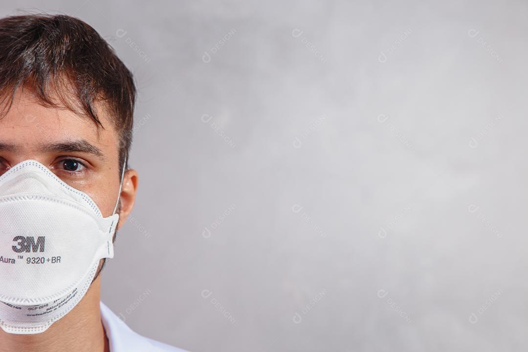 Jovem Médico usando máscara