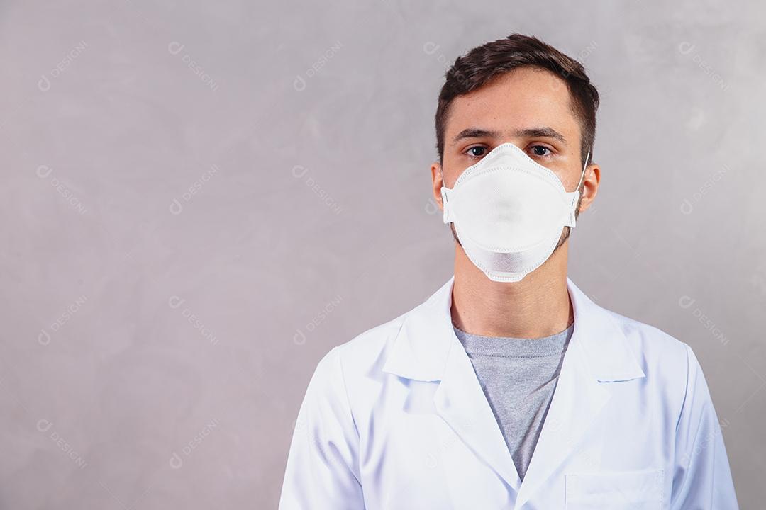 Jovem Médico usando máscara