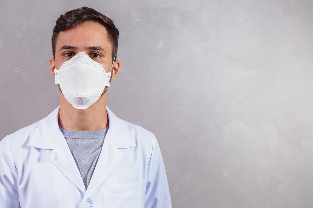 Jovem Médico usando máscara