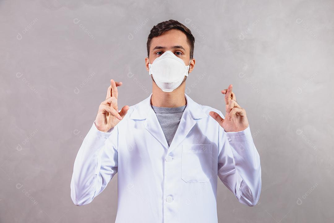 Jovem Médico com o dedo cruzado