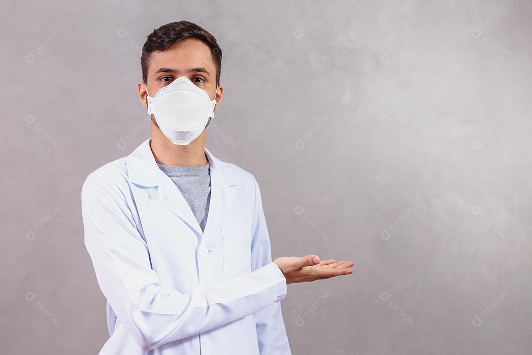 Jovem Médico usando máscara
