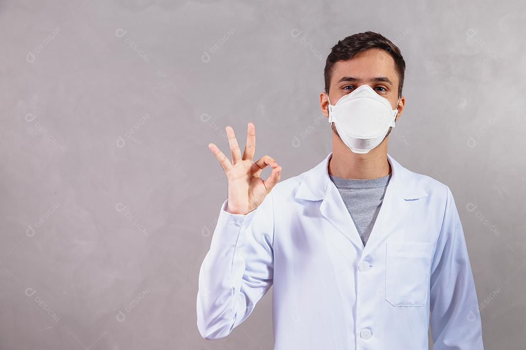 Jovem Médico usando máscara