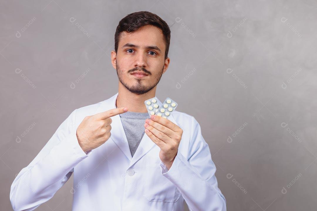 Homem Médico Com Jaleco Branco Segurando Comprimidos