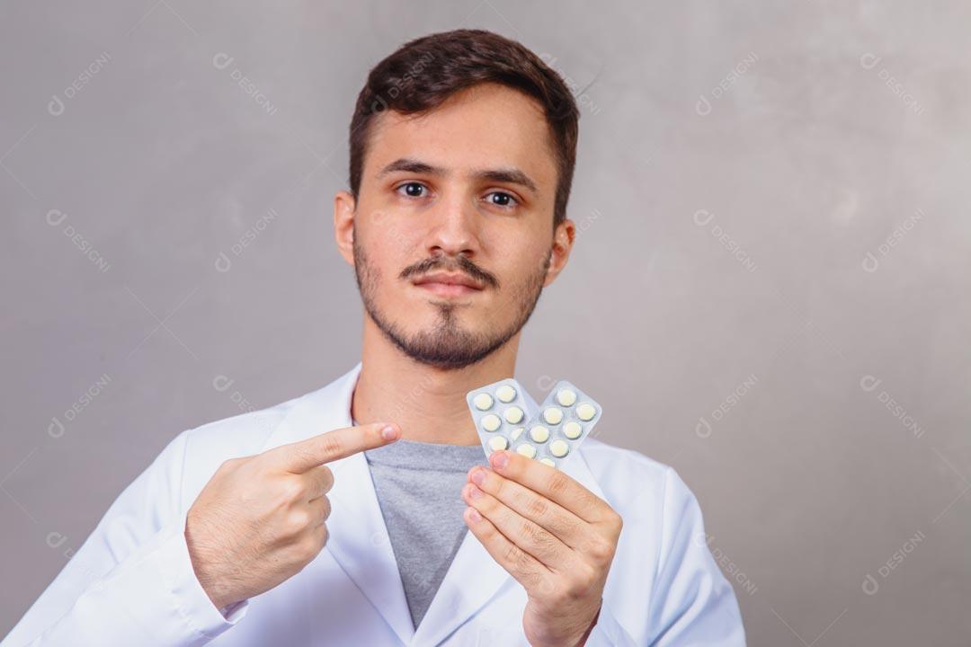 Homem Médico Com Jaleco Branco Segurando Comprimidos