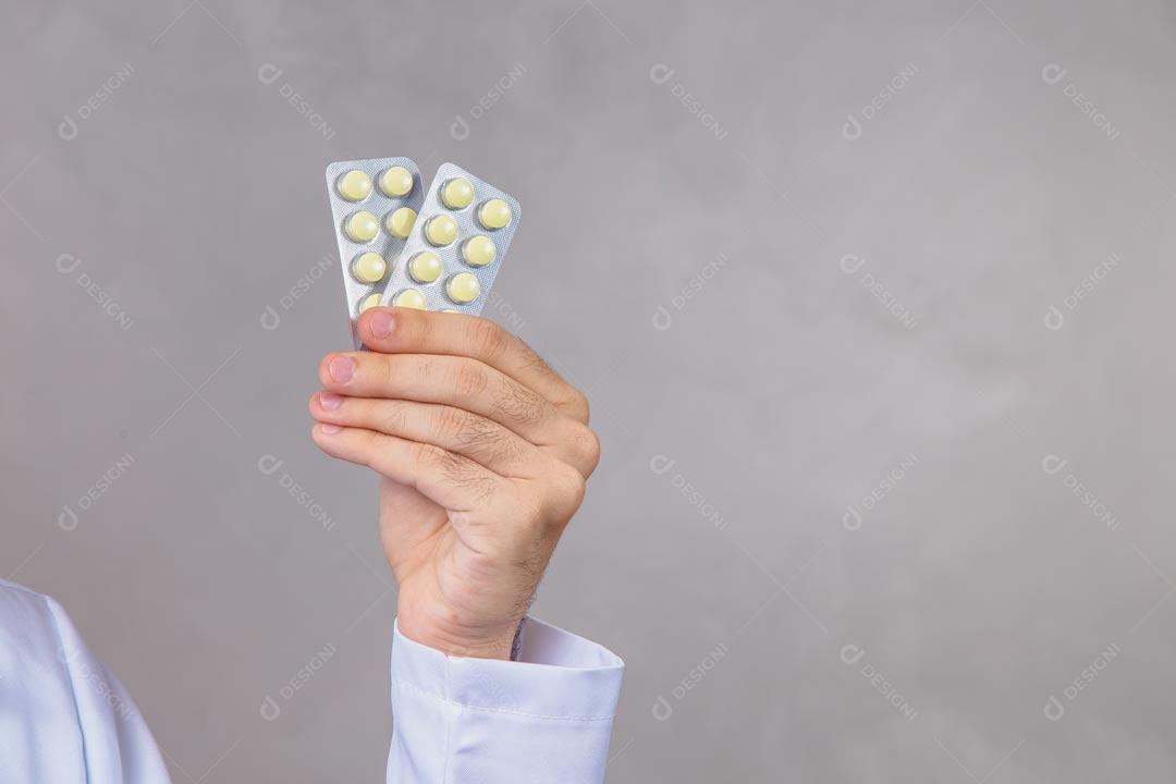 Mão Segurando Comprimidos De Remédios Brancos