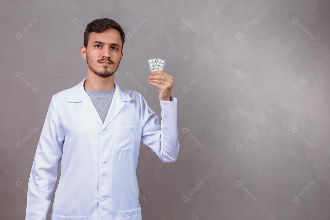 Médico Segurando Comprimidos De Remédios Brancos