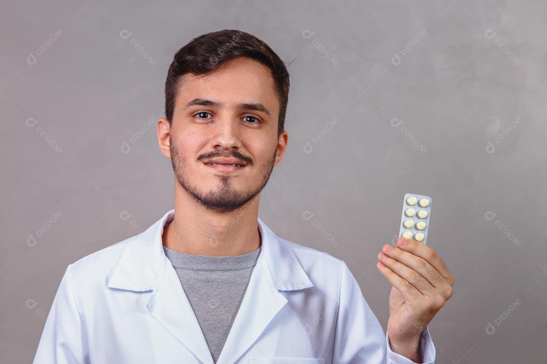 Médico Segurando Comprimidos De Remédios Brancos