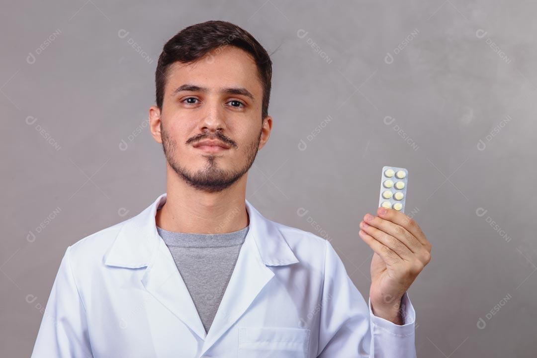 Médico Segurando Comprimidos De Remédios Brancos