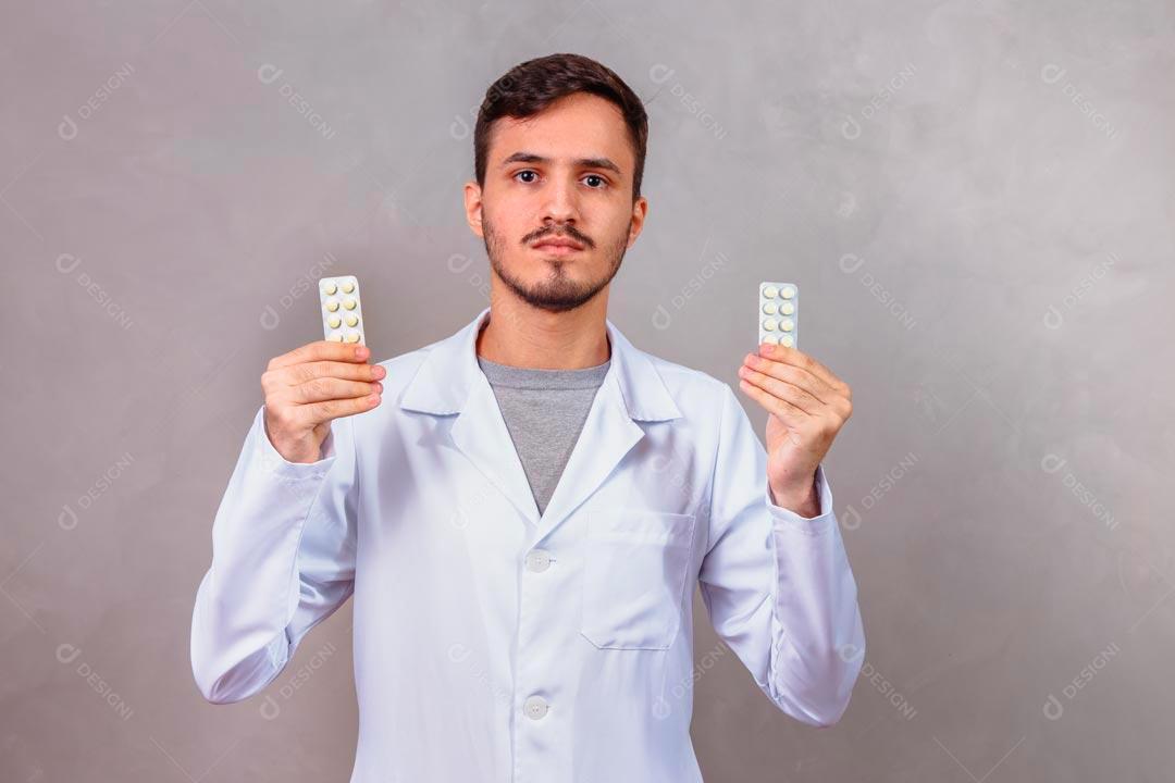 Médico Segurando Comprimidos De Remédios Brancos
