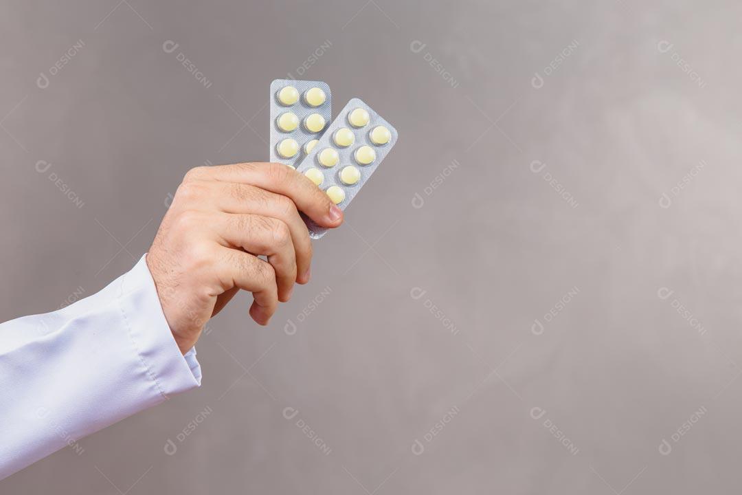 Médico segurando comprimidos