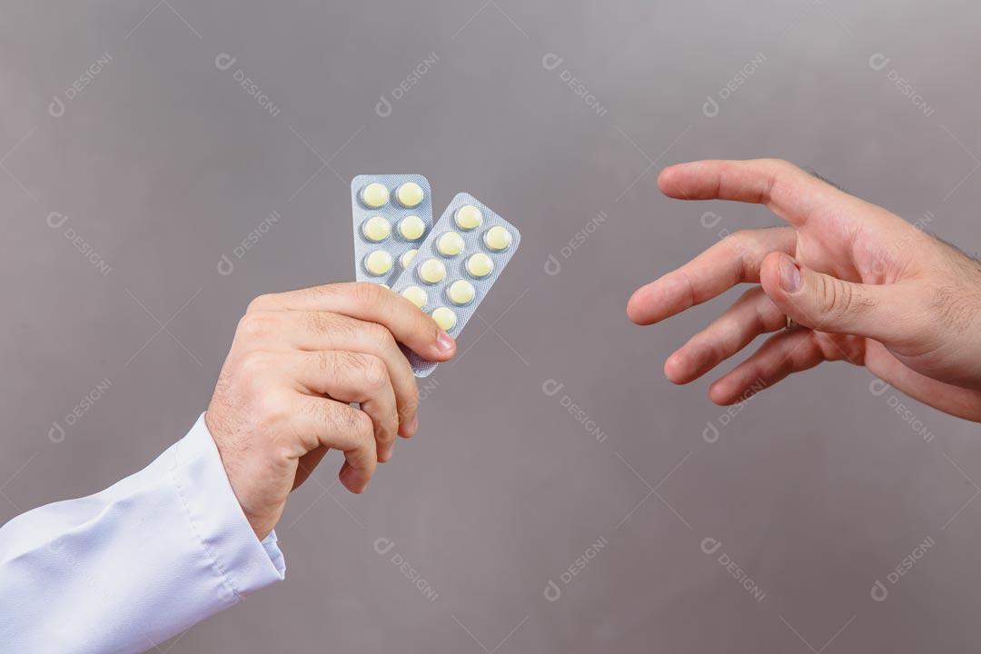Mão Entregando Comprimidos De Remédios Para Outra