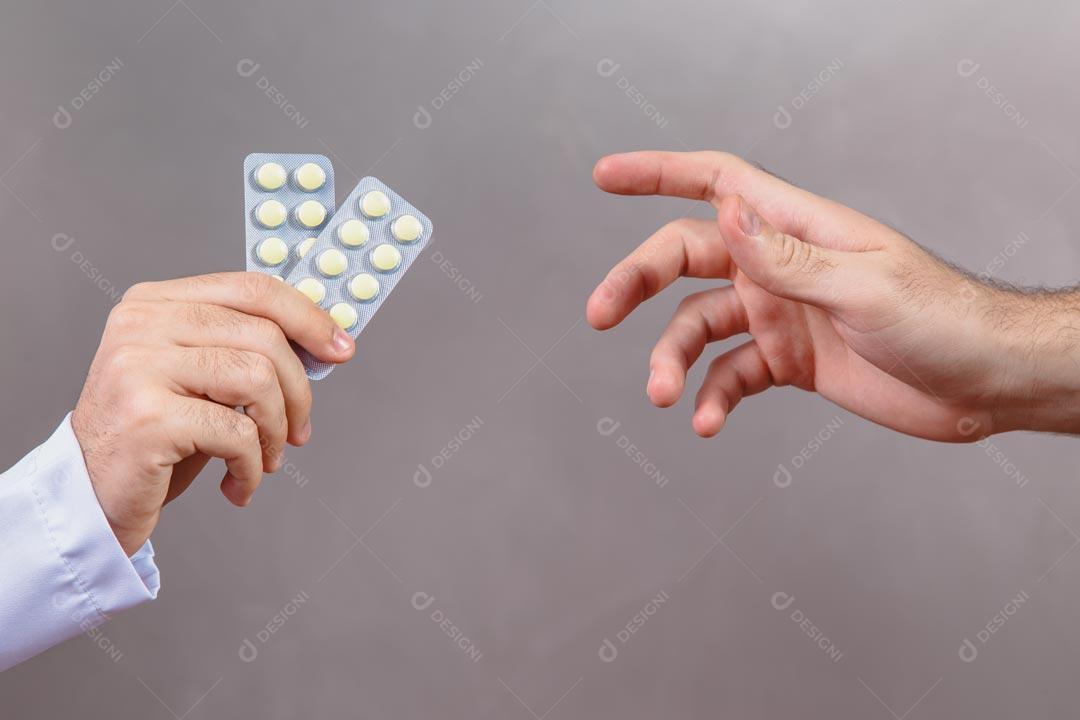 Mão Entregando Comprimidos De Remédios Para Outra