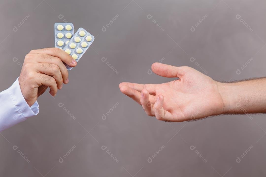 Mão Entregando Comprimidos De Remédios Para Outra