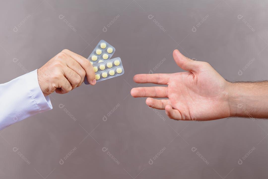 Mão Entregando Comprimidos De Remédios Para Outra