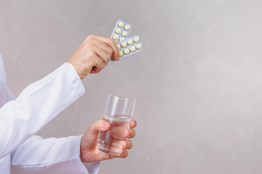 Mão Segurando Comprimidos De Remédios E Copo De Água