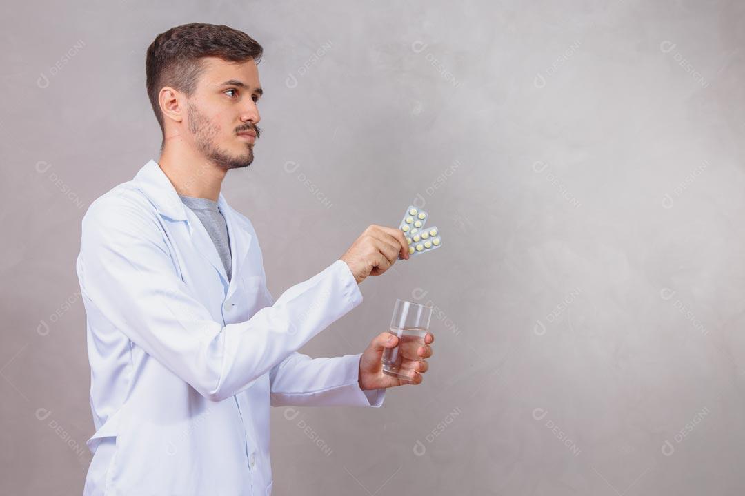 Médico Segurando Comprimidos De Remédios E Copo De Água