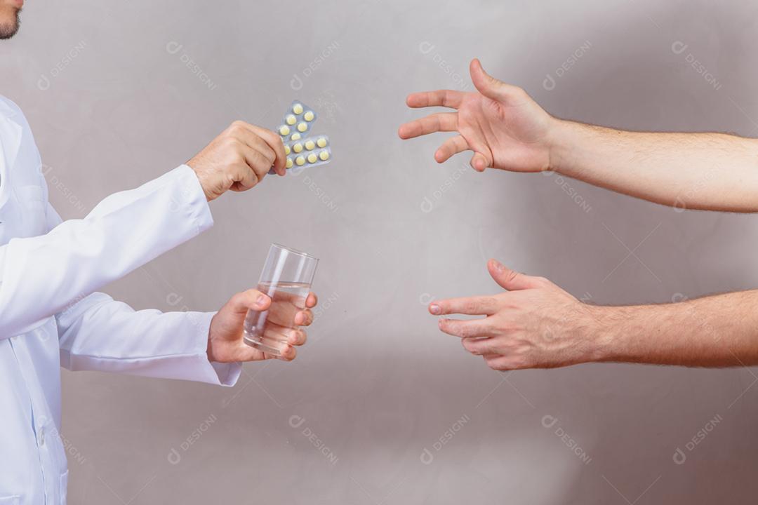 médico entregando remédio para paciente que está com dor