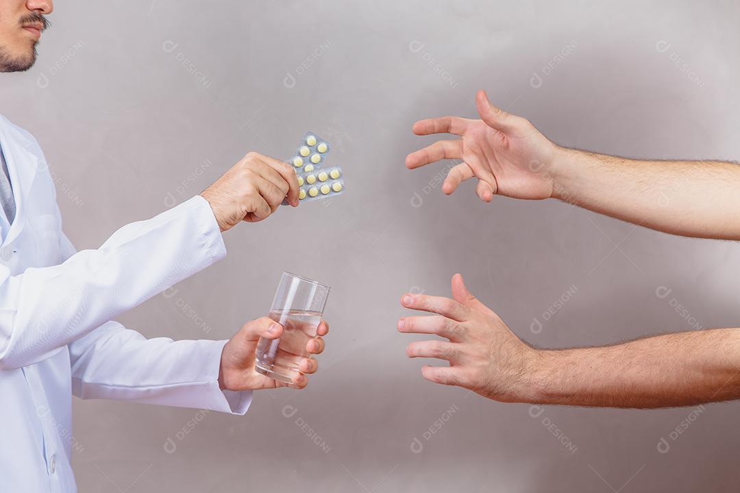 Médico entregando remédio para paciente que está com dor