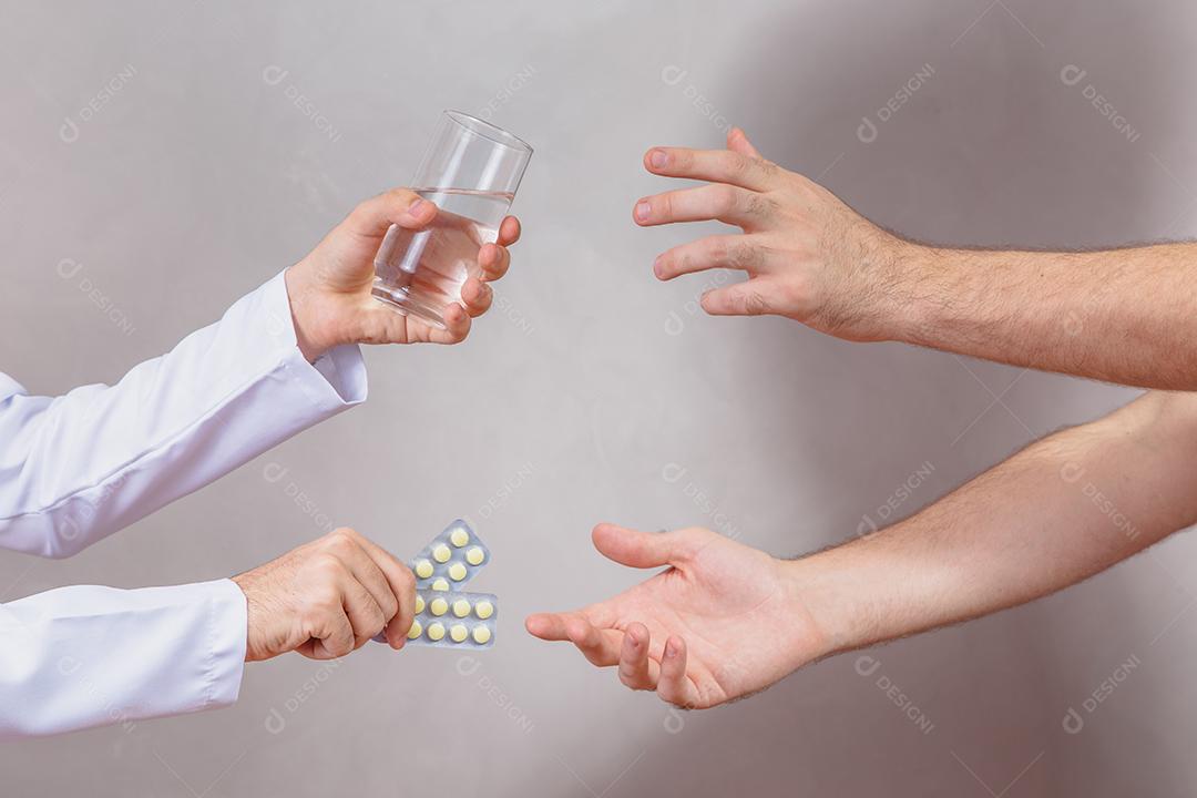 Médico entregando remédio para paciente que está com dor
