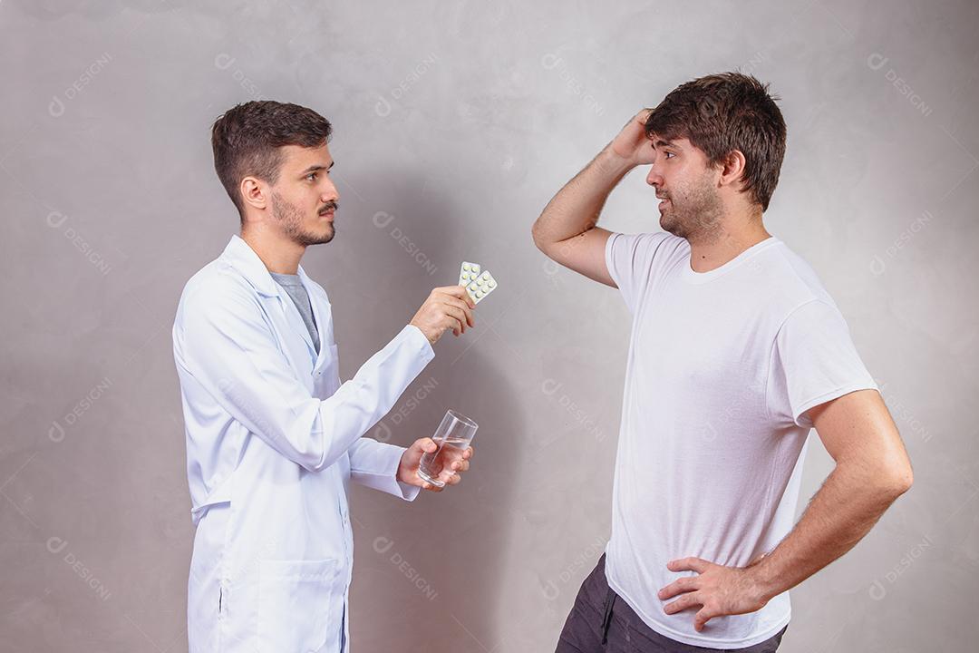 Médico entregando remédio para paciente que está com dor