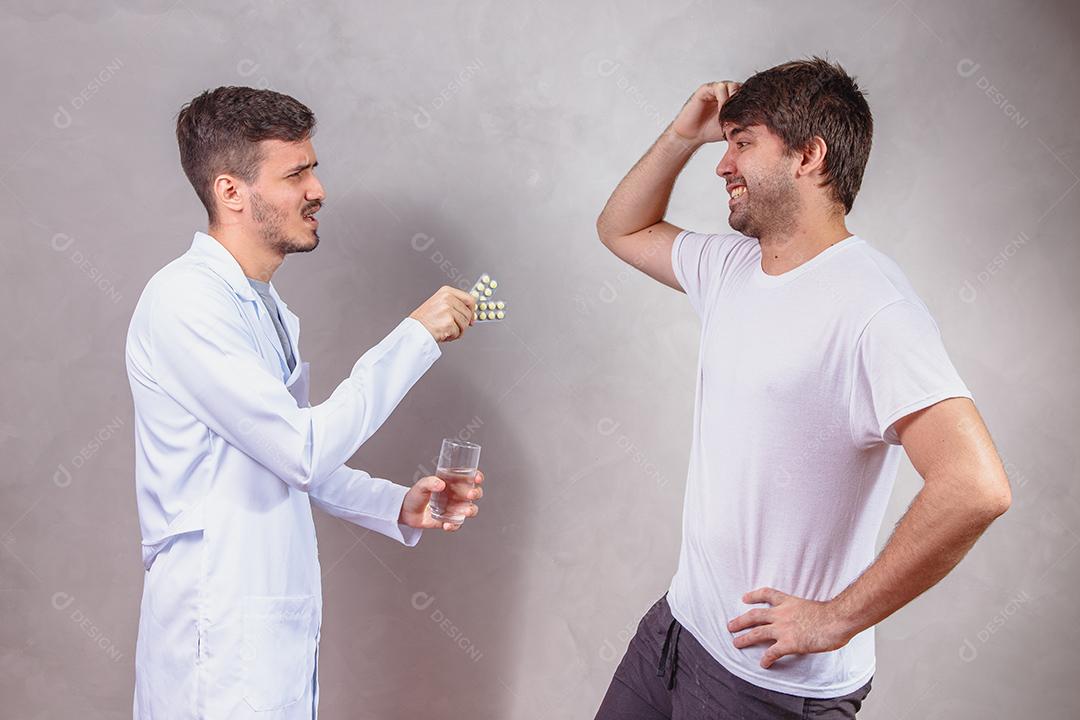 Médico entregando remédio para paciente que está com dor