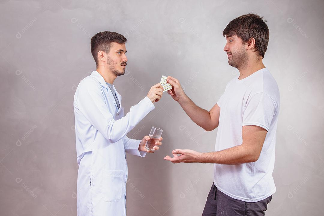 Médico entregando remédio para paciente que está com dor