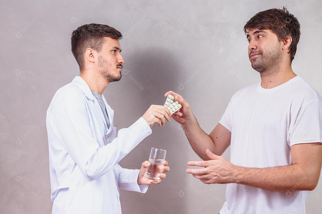 Médico entregando remédio para paciente que está com dor