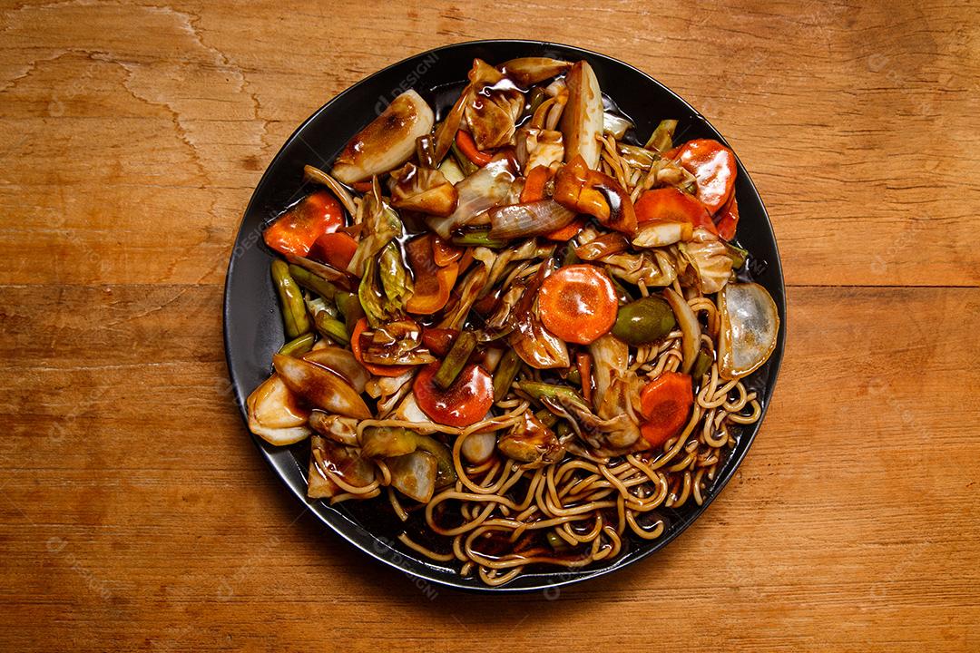 Tigela com yakisoba Comida Japonesa