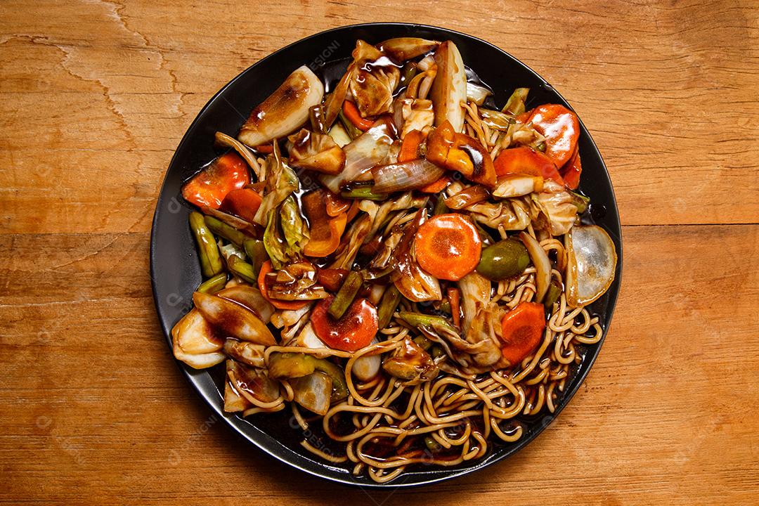 Tigela com yakisoba Comida Japonesa