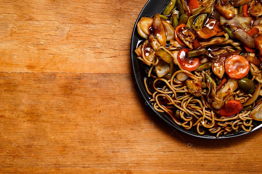 Tigela com yakisoba Comida Japonesa