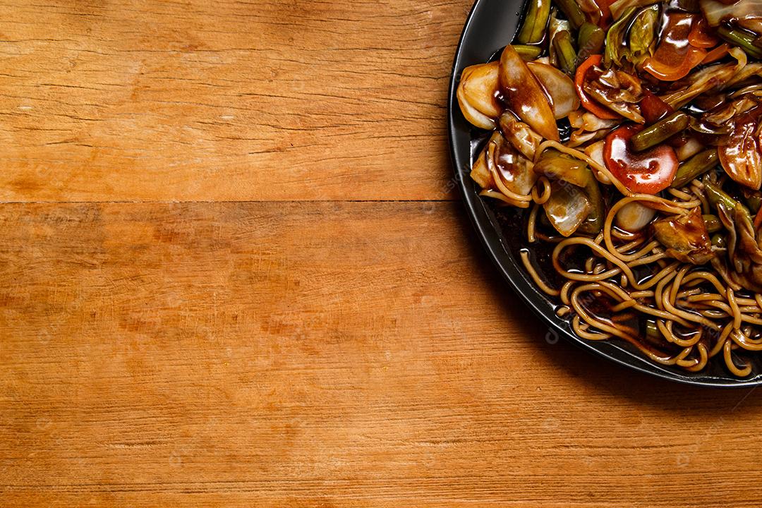 Tigela com yakisoba Comida Japonesa