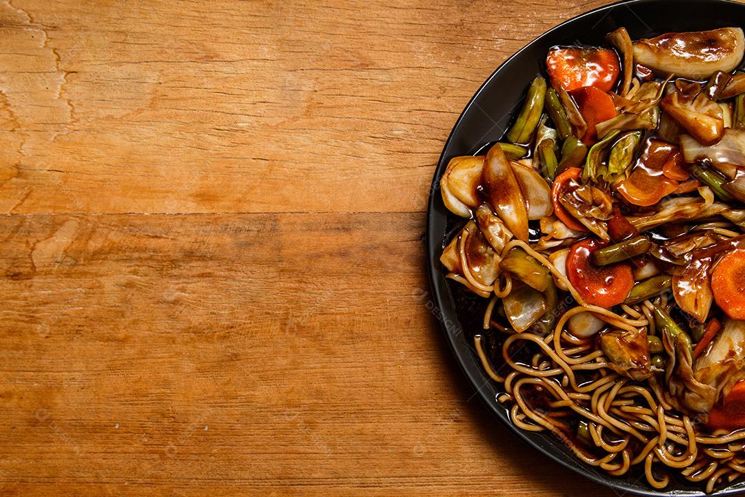 Tigela com yakisoba Comida Japonesa