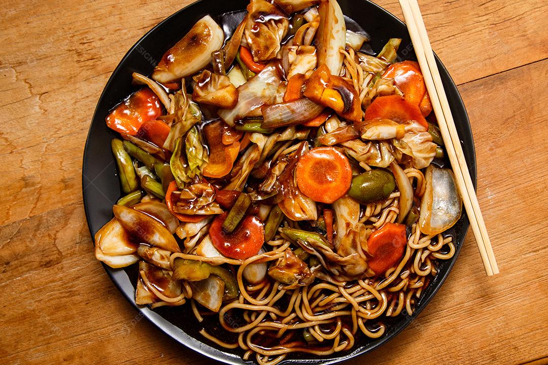 Tigela com yakisoba Comida Japonesa